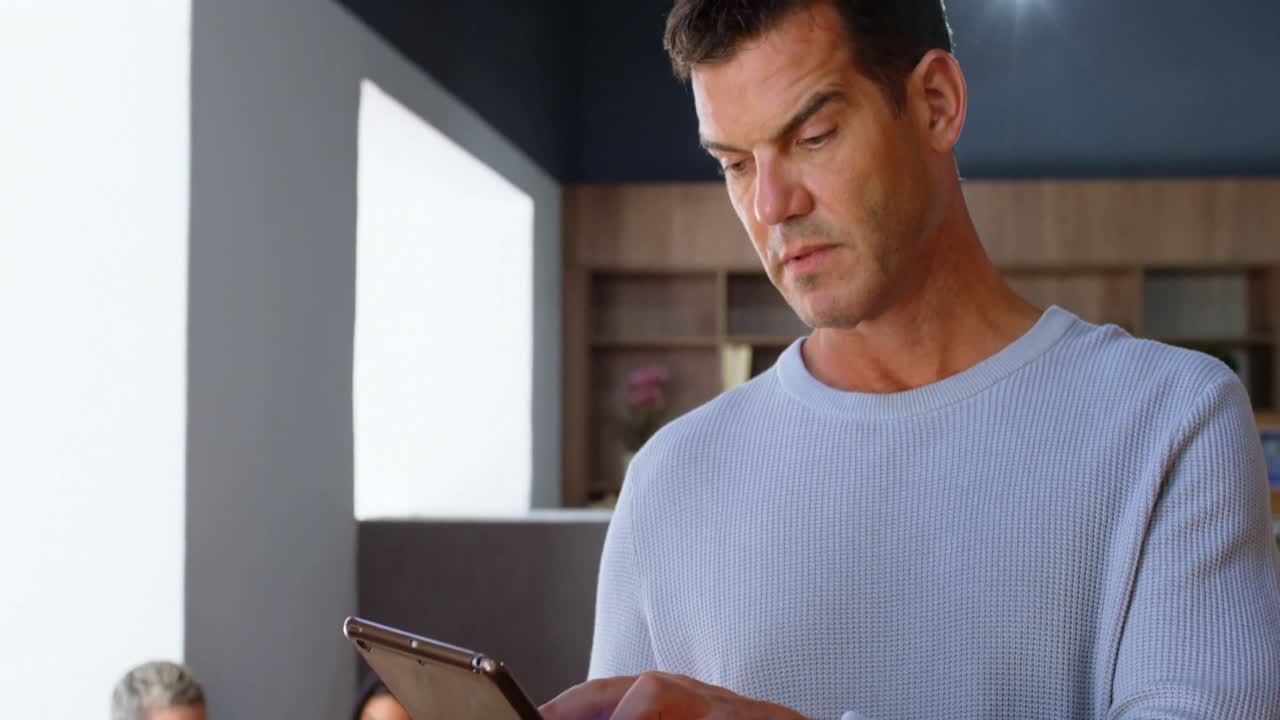 ejecutivo masculino usando tableta digital en la oficina 4k