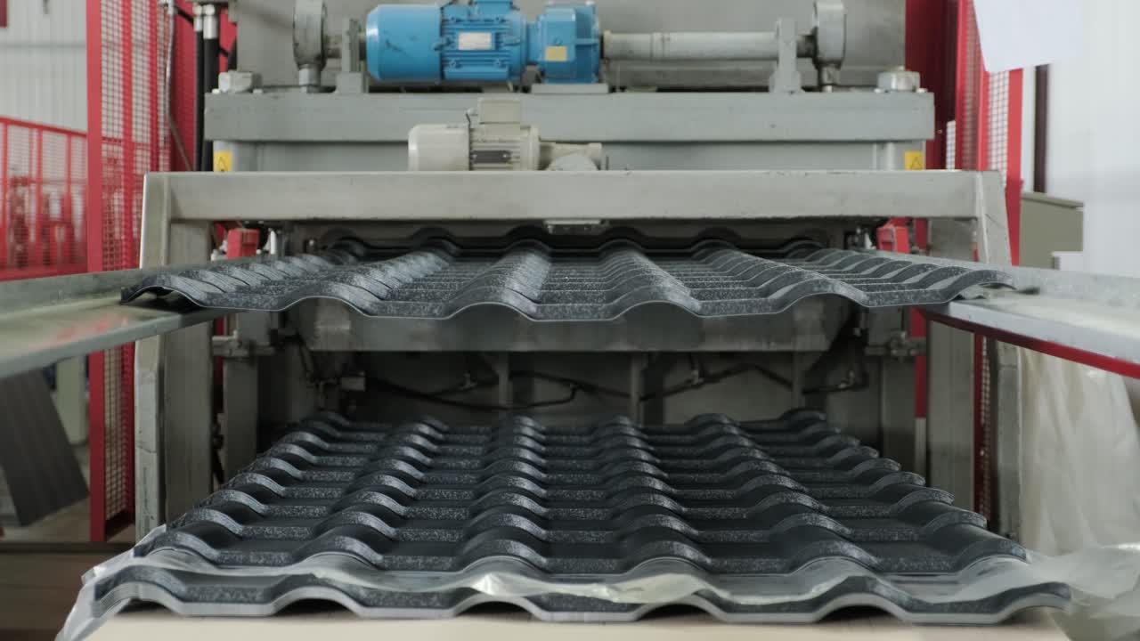 máquina de formación de láminas metálicas en la fábrica moderna de metalurgia.