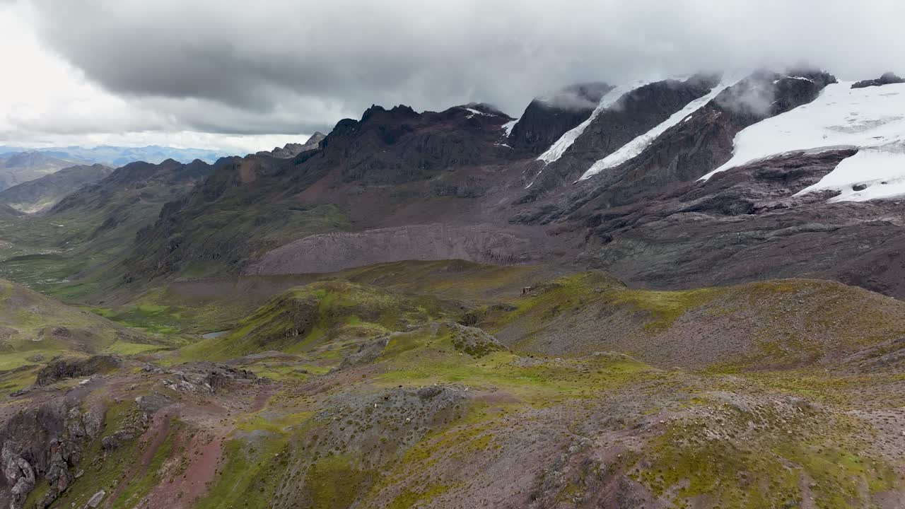 vista aérea de aviones no tripulados de la montaña del arco iris, vinicunca, región de cusco, perú