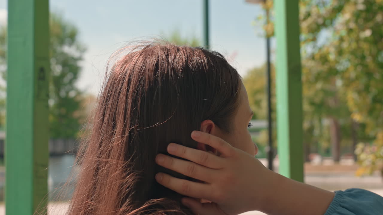 자연 속의 평온한 여성, 평화로운 야외 환경에 있는 차분한 여성, 부드러운 조명과 함께 아늑한 공원 풍경 속에 우아하게 잠겨 있는 사려 깊은 백인 여성