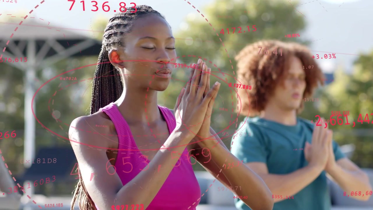 Vídeo vertical: Mulher em aula, de regata rosa, fazendo pose de oração em parque com sobreposições vermelhas