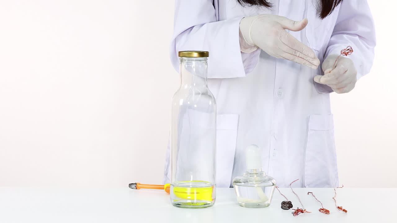 과학자는 반이는 화학 반응 실험을 준비합니다.