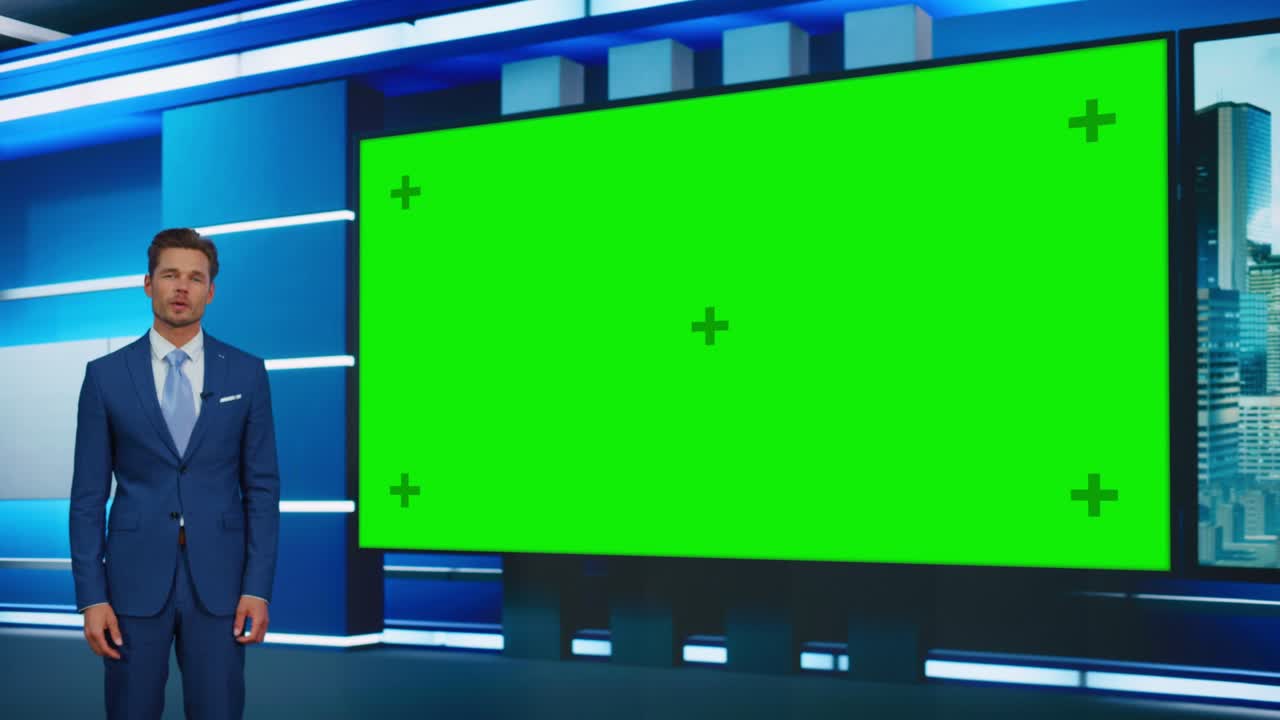 토크 쇼 tv 프로그램: 스튜디오에 서있는 잘생긴 백인 남성 진행자, 큰 녹색 크로마 키 스크린을 사용합니다. 뉴스 아코르, 진행자는 뉴스, 날씨에 대해 이야기합니다. 재생 모 케이블 채널.