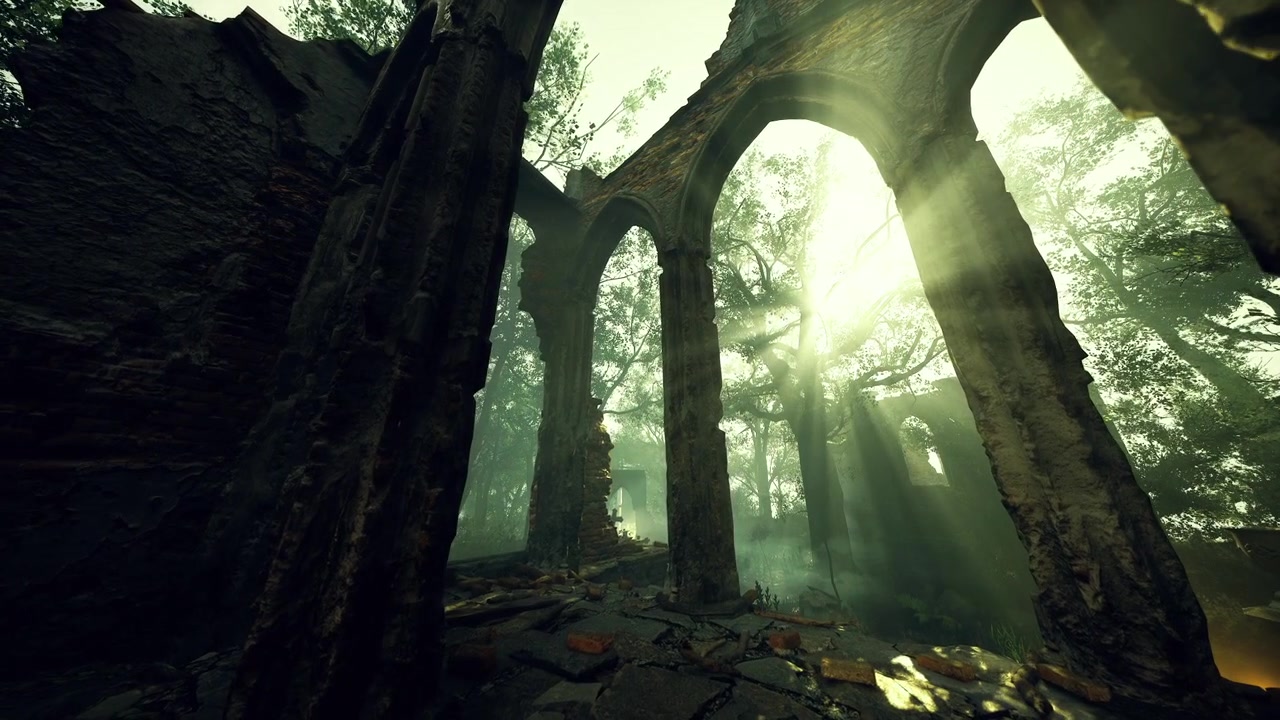 Rovine bagnate da luce dorata tra gli alberi in un pomeriggio nebbioso