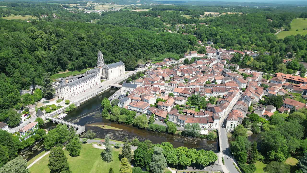 Byen Brantôme i Dordogne, Frankrig, drone, højt vinkel.