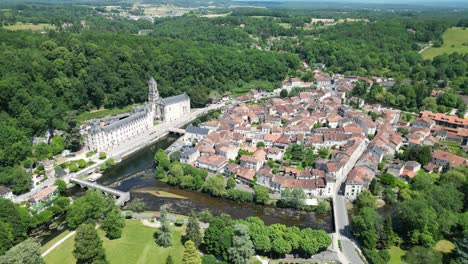 la ciudad de brantome en la dordogne francia dron, ángulo alto