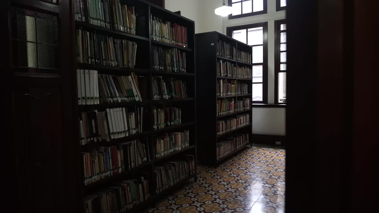 librería con antigua estructura gótica, silenciosa y pacífica, ideal para estudiar