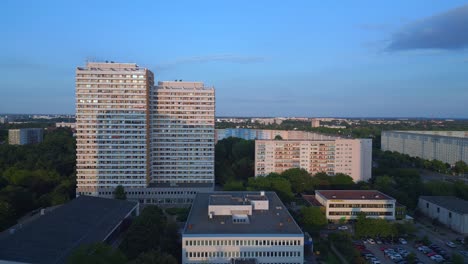 impresionante vista aérea desde arriba vuelo complejo de viviendas prefabricadas, sistema de paneles edificio berlin marzahn alemania europa verano 23