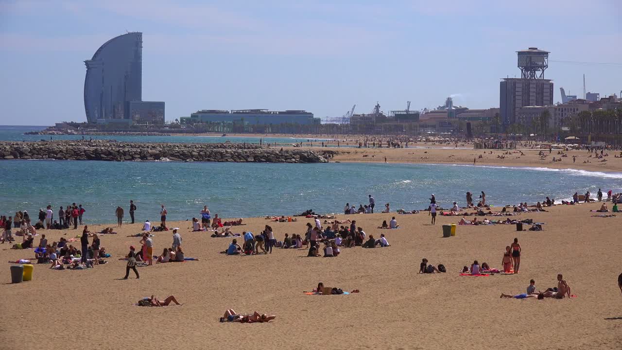 plano general de bañistas a lo largo de la playa en barcelona españa