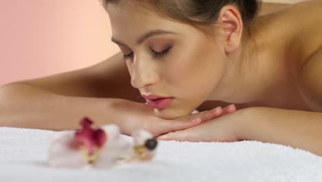 mujer relajándose durante un masaje de spa