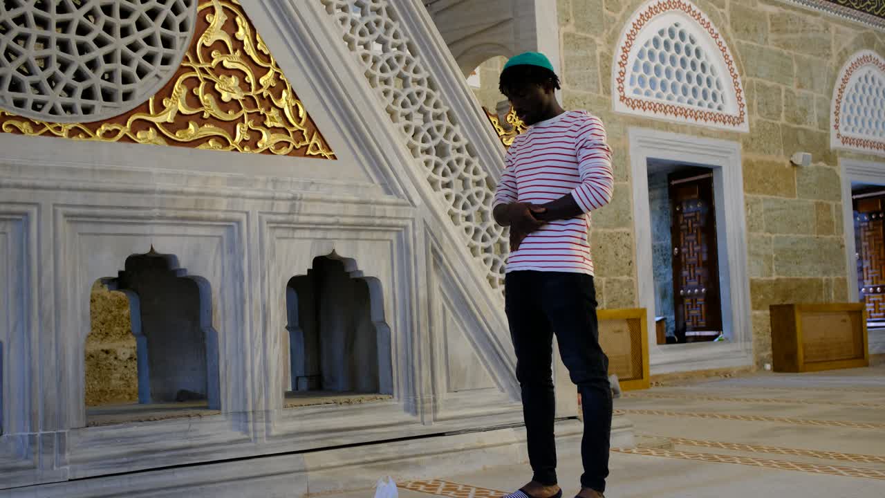 musulmán pacífico en la mezquita