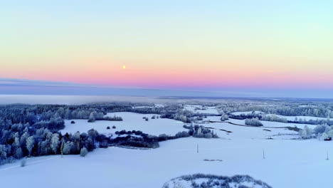 Hermosa-Vista-Aérea-De-Una-Puesta-De-Sol-Sobre-Un-Paisaje-Natural-Cubierto-De-Nieve