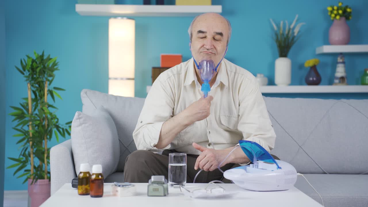 un anciano que vive con un respirador. deprimido.