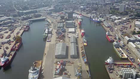 drone volando sobre el puerto de aberdeen