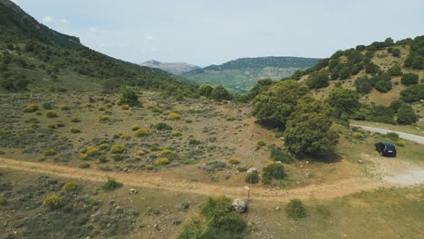 las colinas del clima semiárido del sur de españa son capturadas en una toma de avión no tripulado