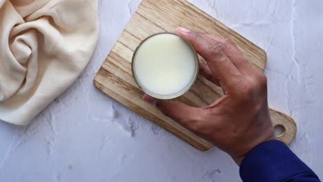 leche en un vaso