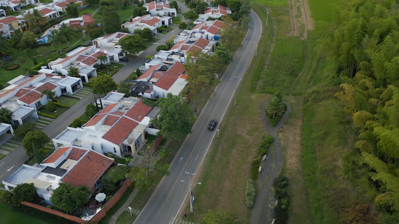 siguiendo un coche a través de un vecindario suburbano en cali, valle del cauca, colombia