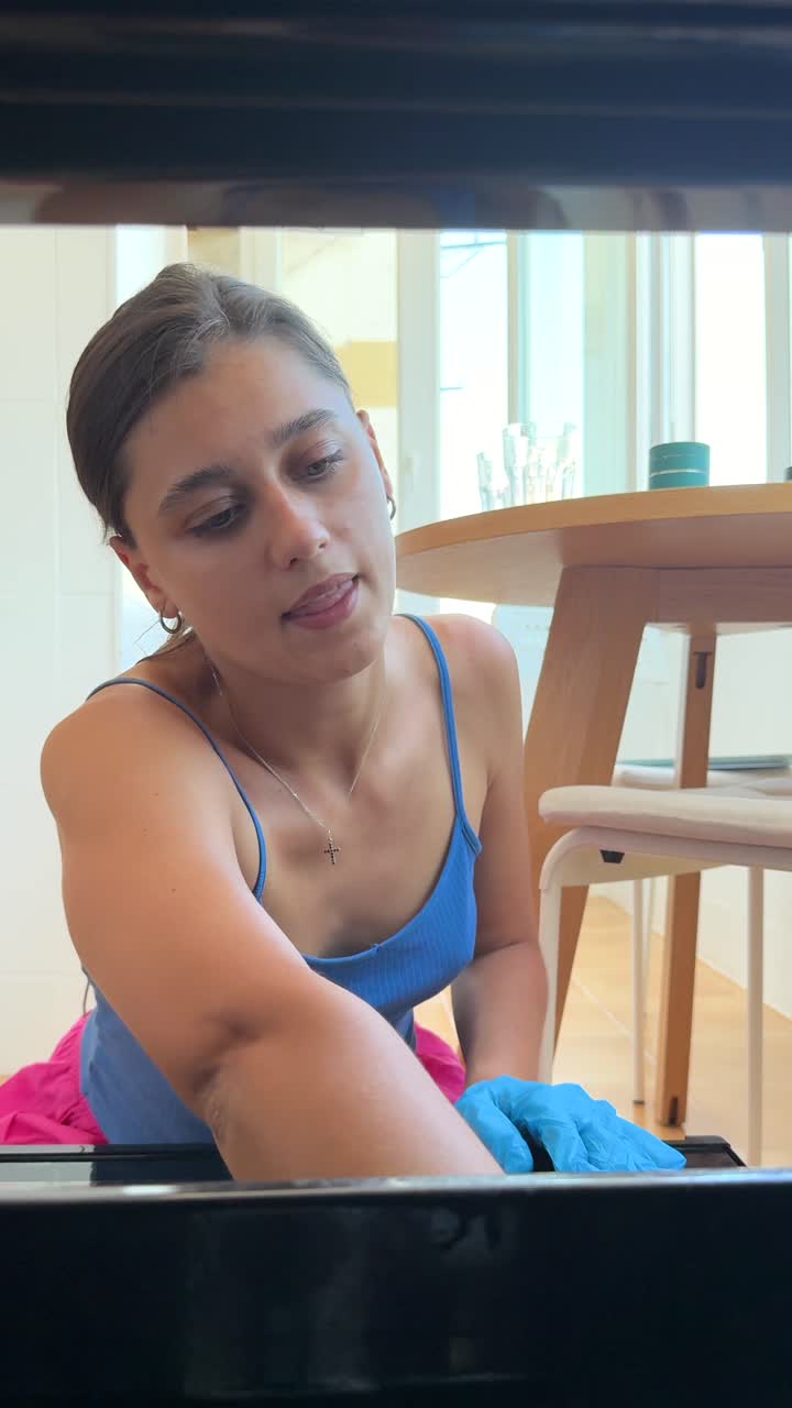 mujer limpiando el horno