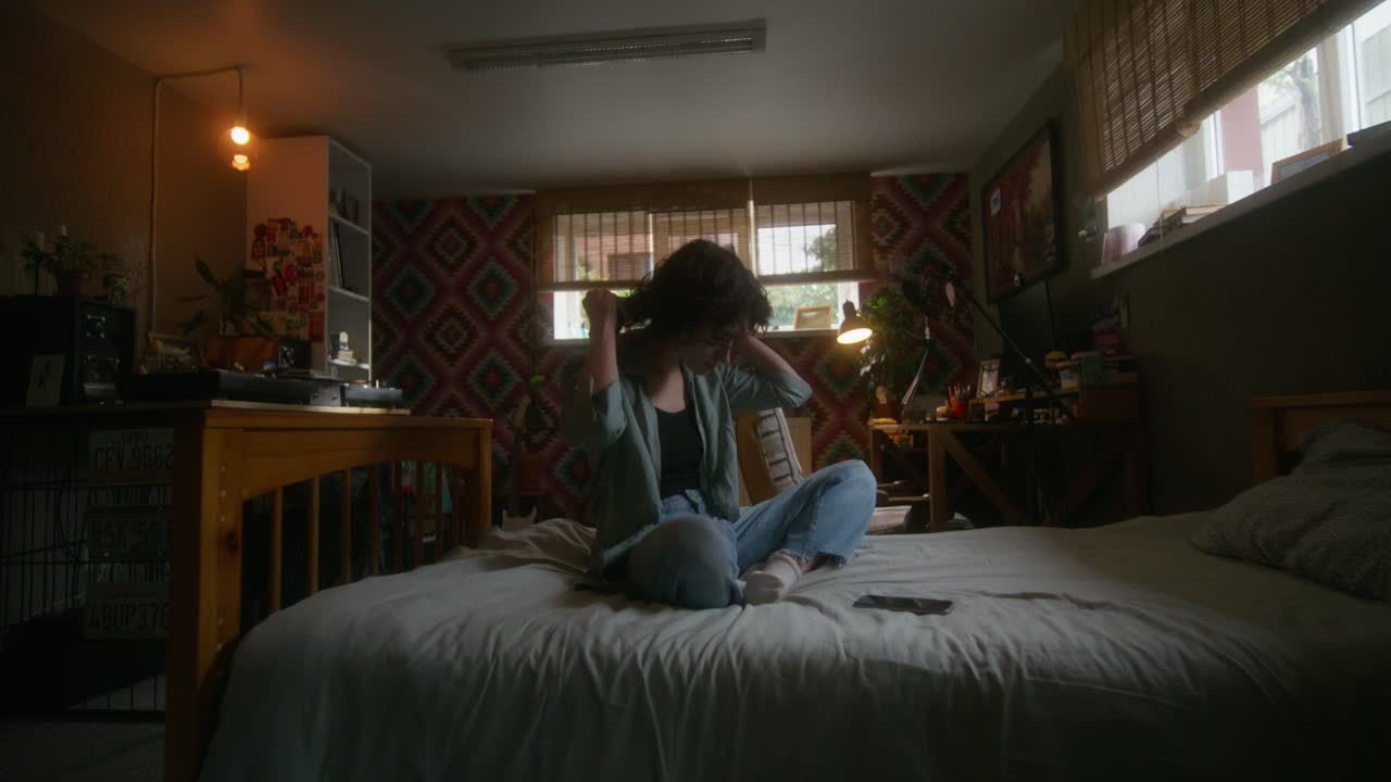 집에서 휴식을 취하는 젊은 여성