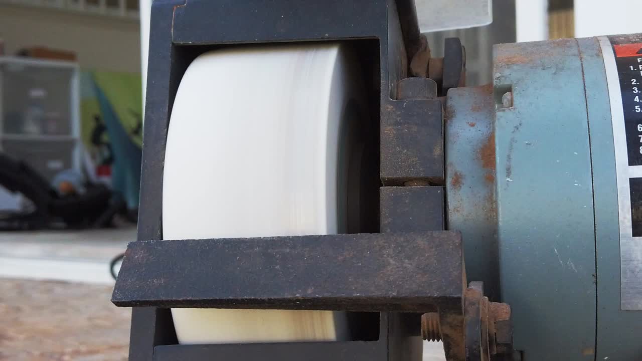 나이프 샤프너의 슬로우 모션 영상