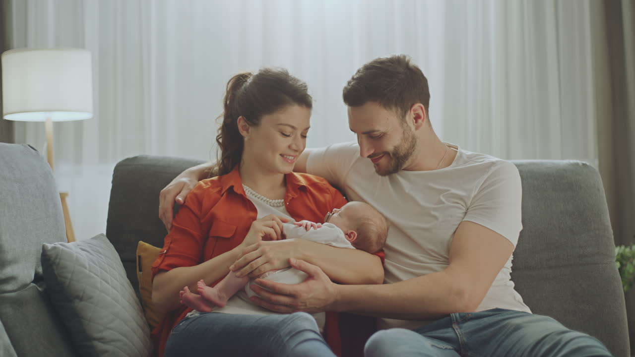 familia feliz con un bebé recién nacido