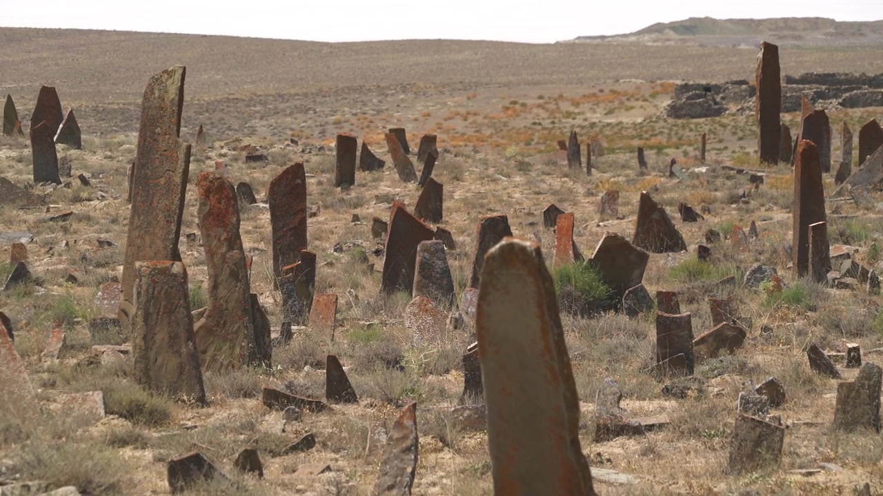 Antichi segnacoli tombali in pietra in un paesaggio desertico