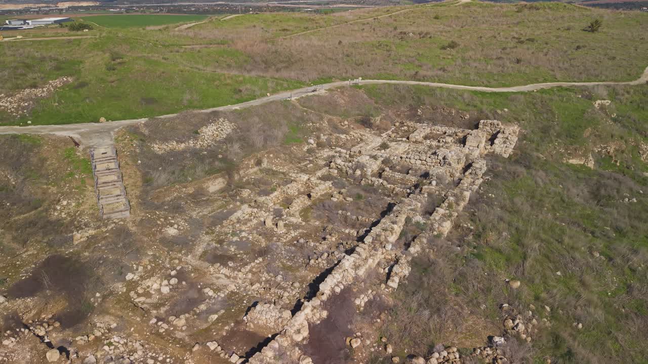 Ruínas monumentais de Tel Gezer da torre da Idade Média do Bronze, exibindo o poder defensivo de uma cidade que dominava a região de Shephelah