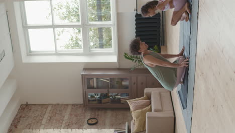 madre e hija haciendo yoga en casa