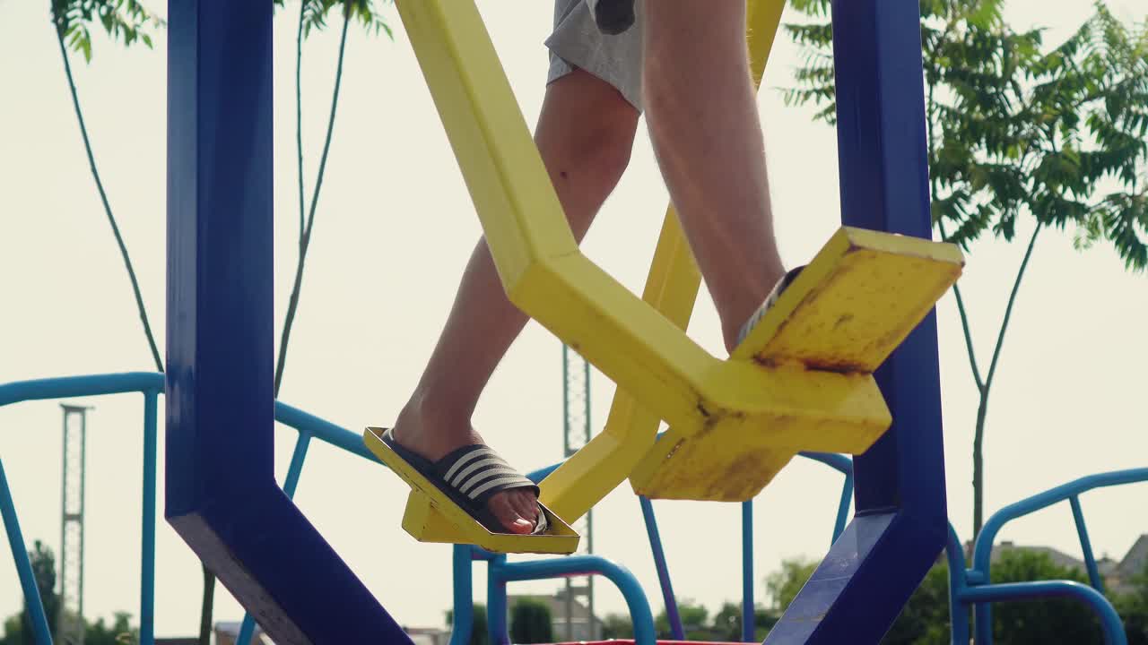 un adolescente hace deportes en el patio de recreo 03