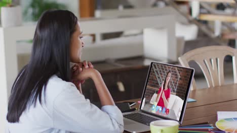 Mujer-Caucásica-Usando-Una-Computadora-Portátil-En-Una-Videollamada-Con-Una-Colega