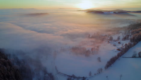 Niebla-Que-Cubre-El-Campo-Durante-La-Puesta-De-Sol-Dorada-En-Invierno-Con-Nieve-Que-Cubre-Campos-Y-árboles