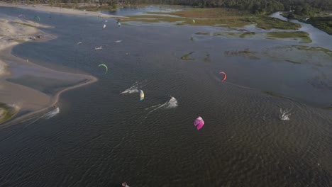imágenes de drones de muchos kiteboarders surfeando en combuco, brasil