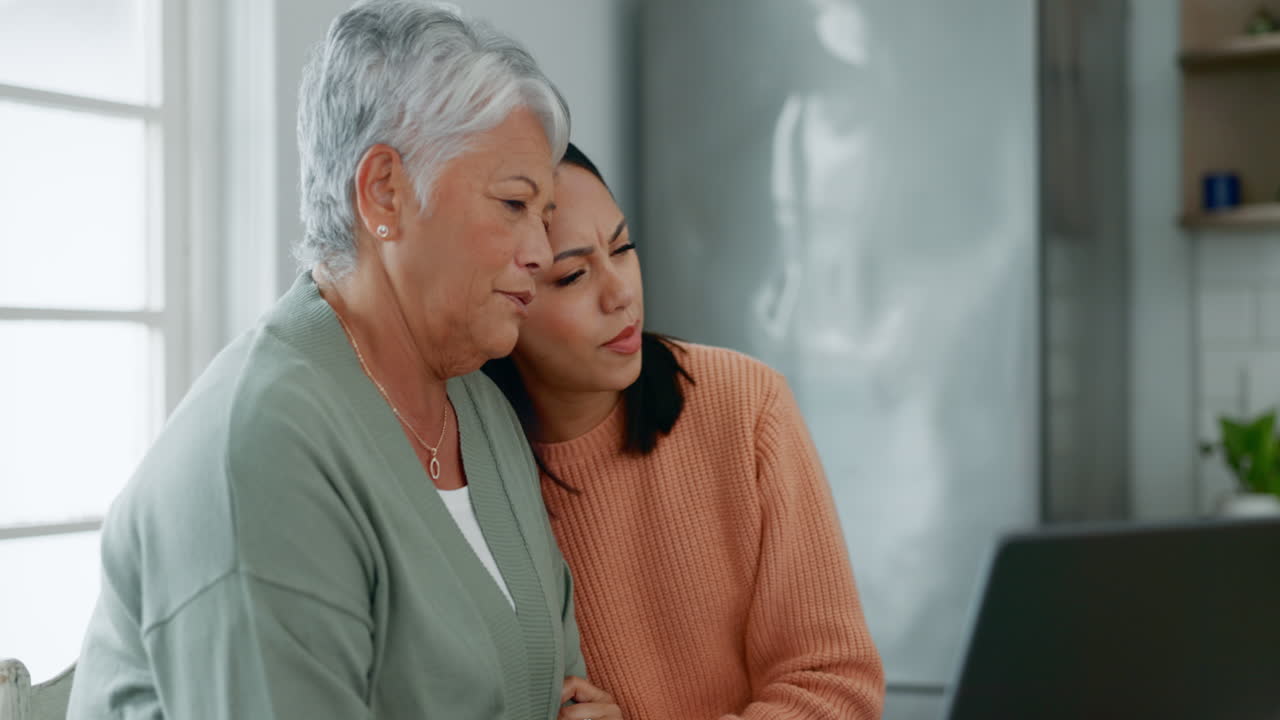 딸과 함께 노트북, 재무 및 계획