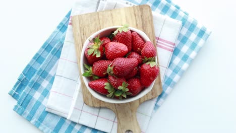 fresas de fresa en un cuenco