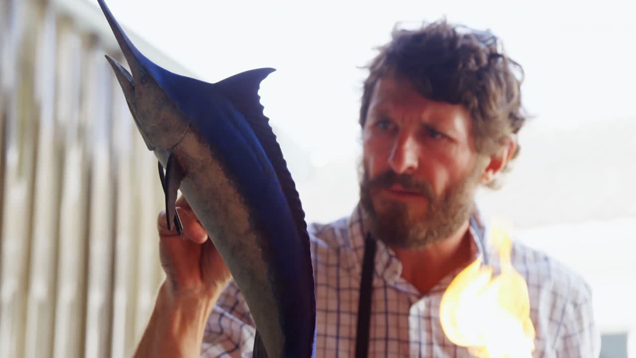 artesano preparando una escultura de pescado 4k