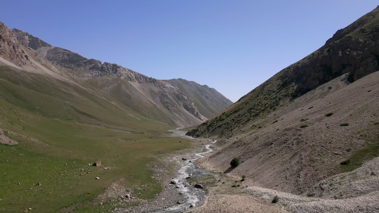 Berg- und Tallandschaft mit Fluss