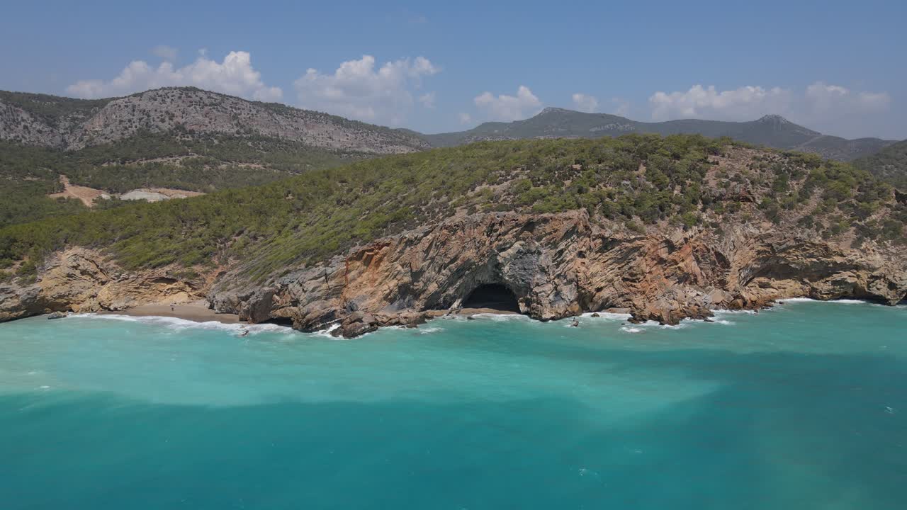 campamento en una cueva junto al mar