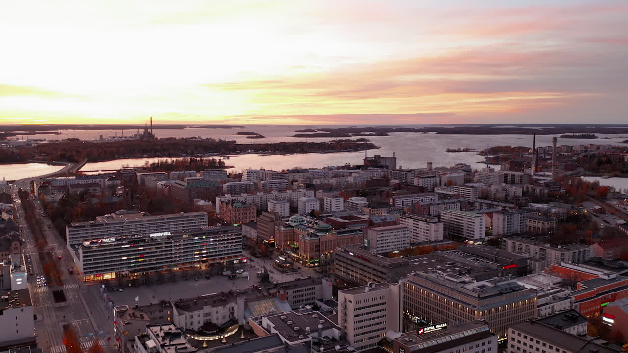 antena de gran altitud sobre la capital nórdica de la energía, la ciudad de vaasa, en la hora dorada