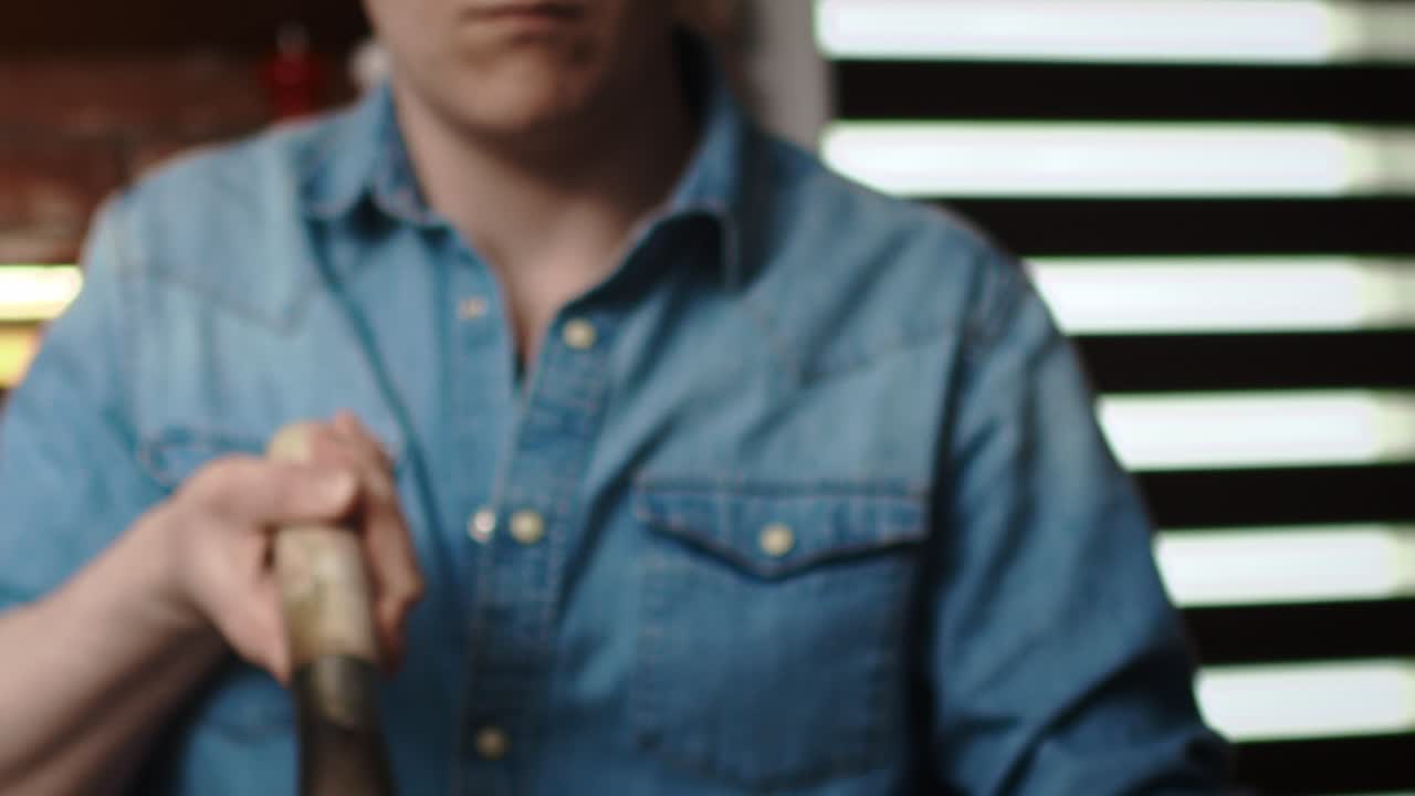 Video in movimento di uno chef che salta il cibo in padella.