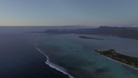 Escena-Aérea-De-Mauricio-Con-Cadenas-Montañosas-Y-Océano-Azul