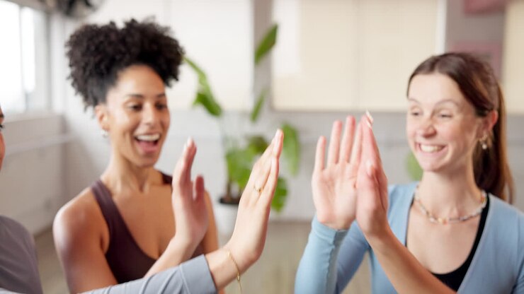 Gruppo di donne che festeggiano battendo il cinque