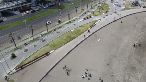 familia disfrutando de una tarde nublada en playa blanca iquique, chile