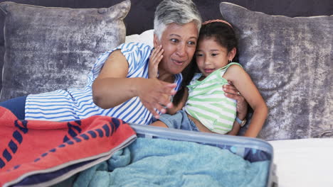 Mujer-Birracial-Y-Niño-Comparten-Un-Momento-En-Un-Sofá,-La-Mujer-Le-Susurra-A-La-Niña