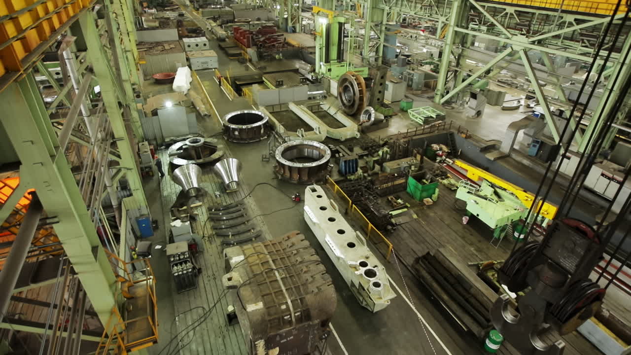 gran fábrica industrial con piezas metálicas