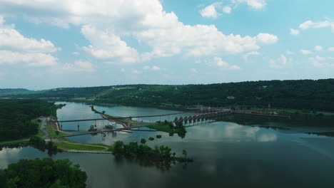 vista panorámica con el puente de la presa grande y la central hidroeléctrica de north little rock en north little rock, arkansas, ee.