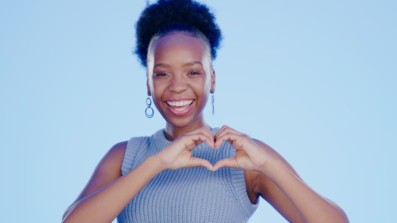 Felicità, cuore e volto di una donna di colore in uno studio