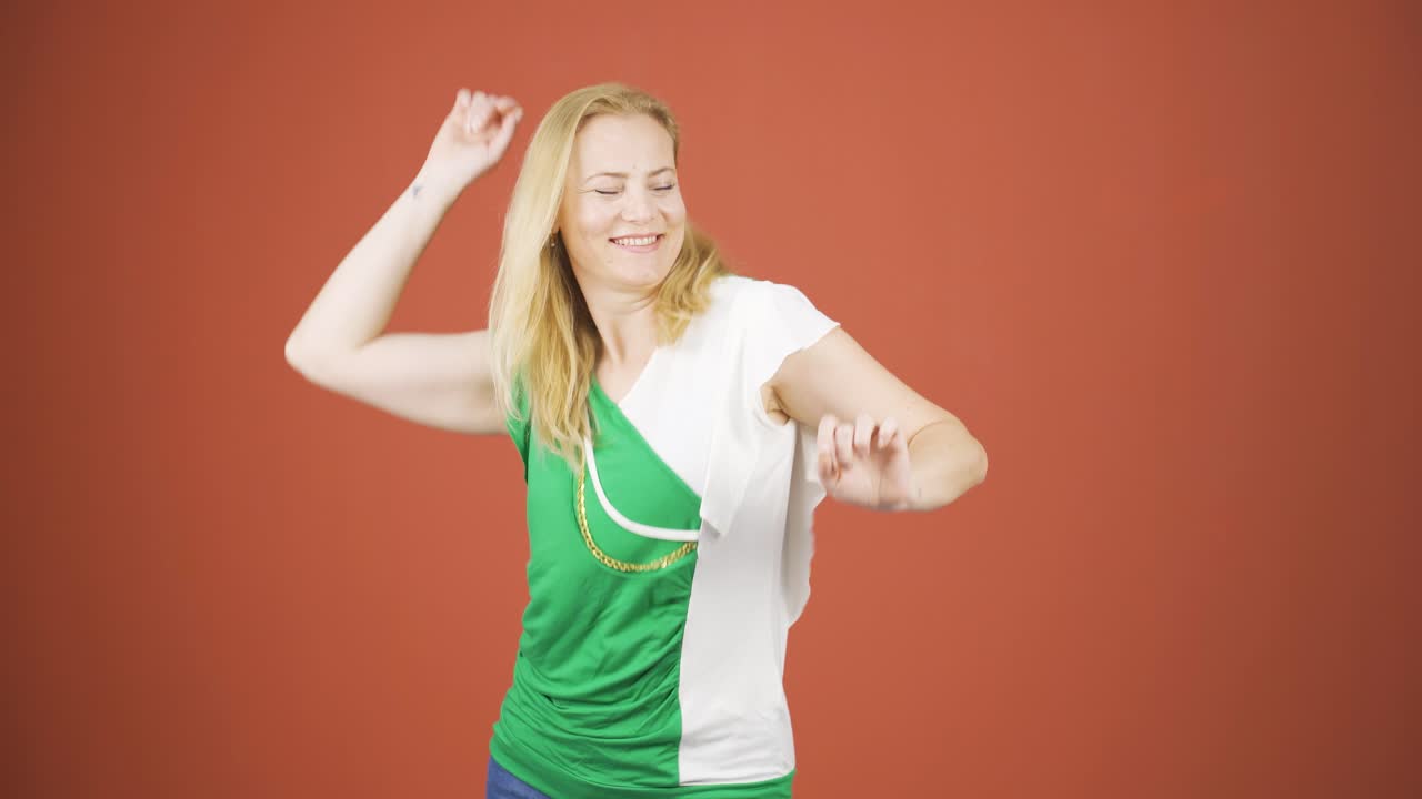 행복한 여성 춤.