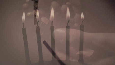 animación de cruz sobre velas encendidas y manos sosteniendo un rosario