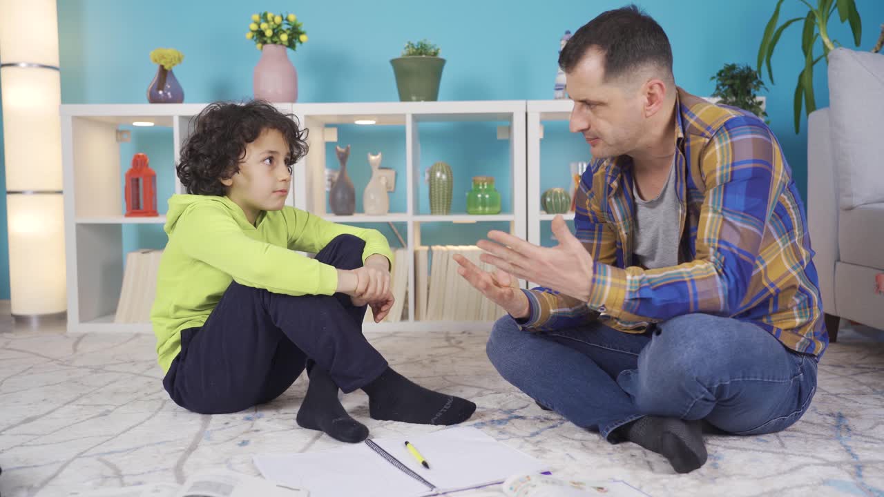 un padre feliz enseñando matemáticas a su hijo. un niño aprendiendo números y dígitos.