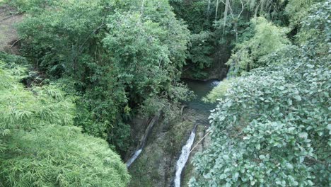 Drohnenansicht-Eines-Kaskadierenden-Wasserfalls-In-Zeitlupe-Zwischen-Den-Bäumen-Des-Karibischen-Waldes-Von-Tobago